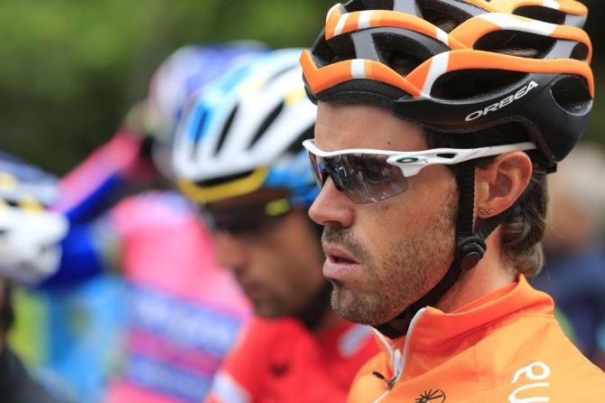 Sammy Sanchez (Euskaltel-Euskadi) awaits the start of Vuelta stage 15
