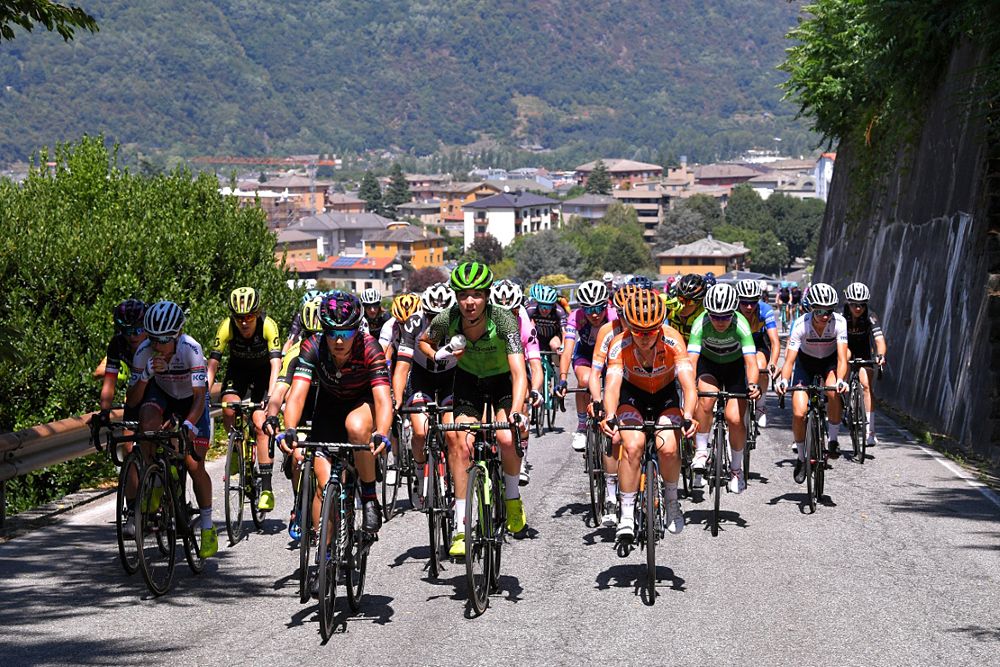 The peloton during stage 6 at the Giro Rosa
