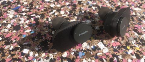 Philips Fidelio T1 trådløse in-er hovedtelefoner på et stenbord