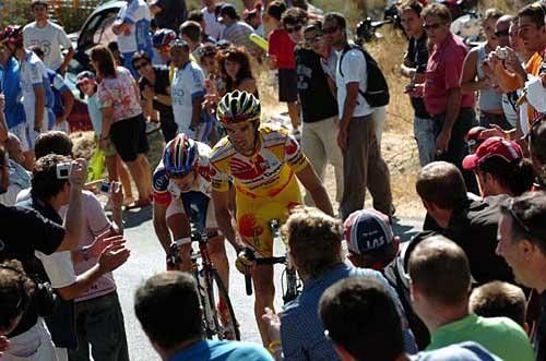 David Millar (Saunier Duval-Prodir) crosses the summit.