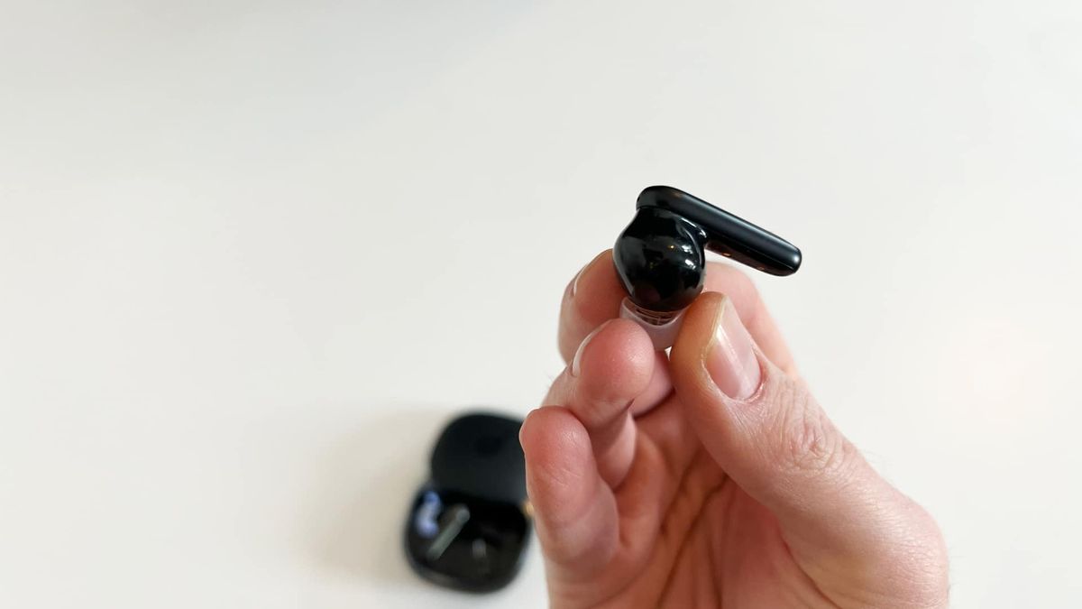 Anker Soundcore Liberty 4 p&aring; vitt bord