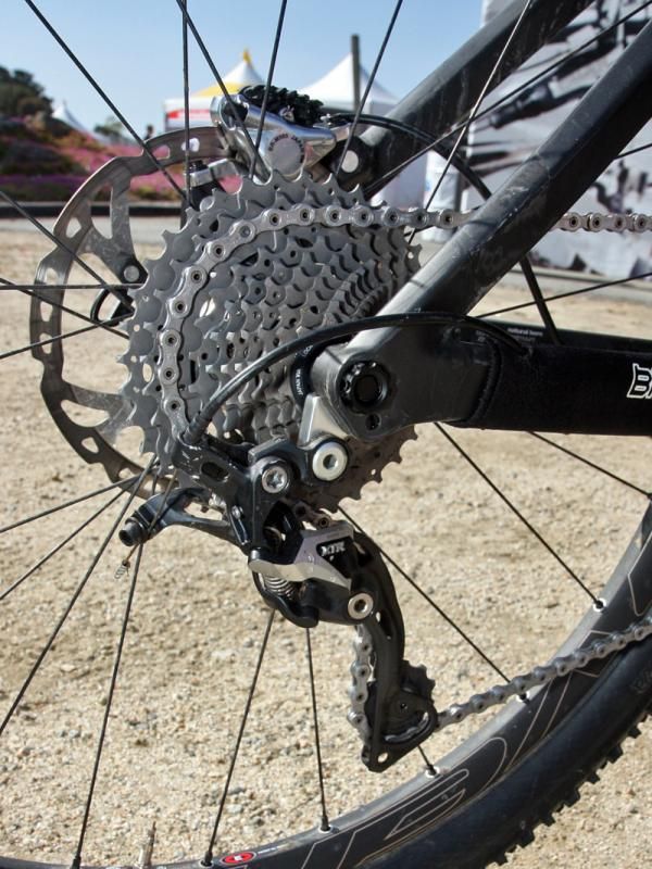 A 142x12mm thru-axle lends extra rigidity to the rear end.