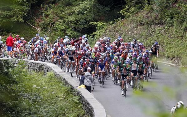 Here comes the peloton