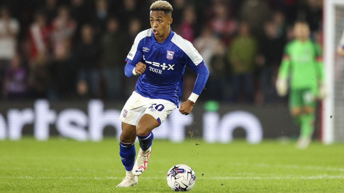 Omari Hutchinson on the ball ahead of the Ipswich vs Fulham live stream