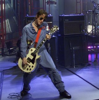 THE TONIGHT SHOW WITH JAY LENO -- Episode 1861 -- Pictured: Musical guest Foo Fighters perform on June 23, 2000 -- (Photo by: Paul Drinkwater/NBCU Photo Bank/NBCUniversal via Getty Images via Getty Images)