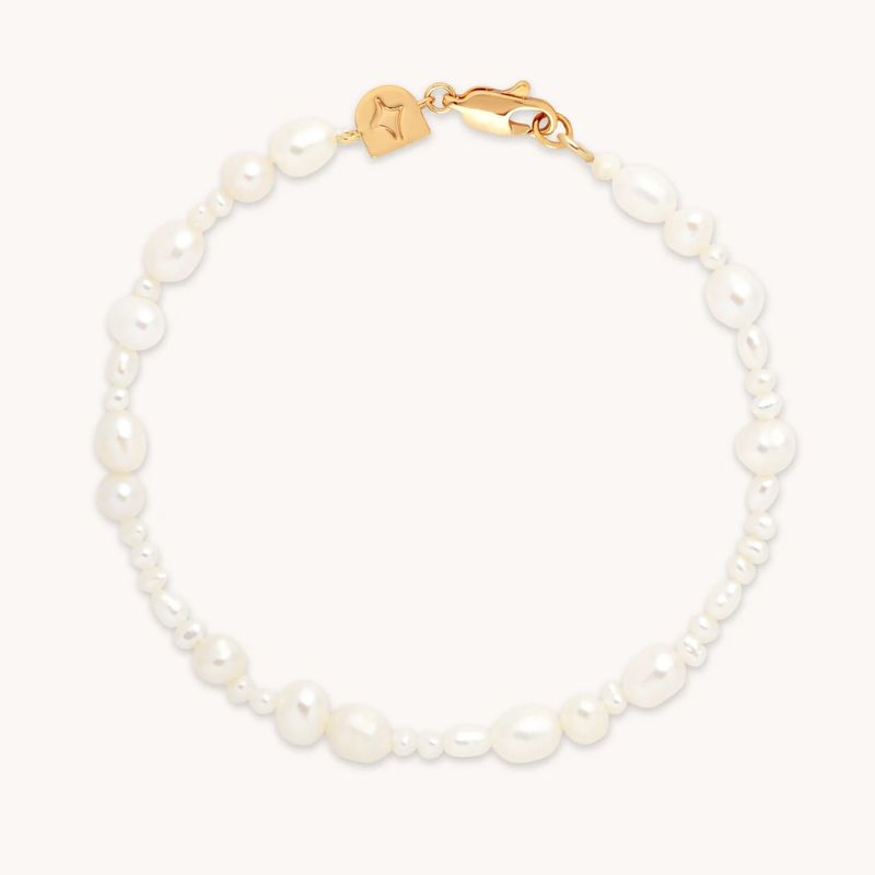A cutout of a Astrid & Miyu pearl bracelet
