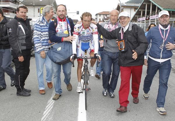 Michele Scarponi (Androni Giocattoli) surrounded by his team