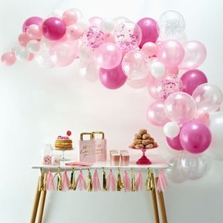 balloon garland with table
