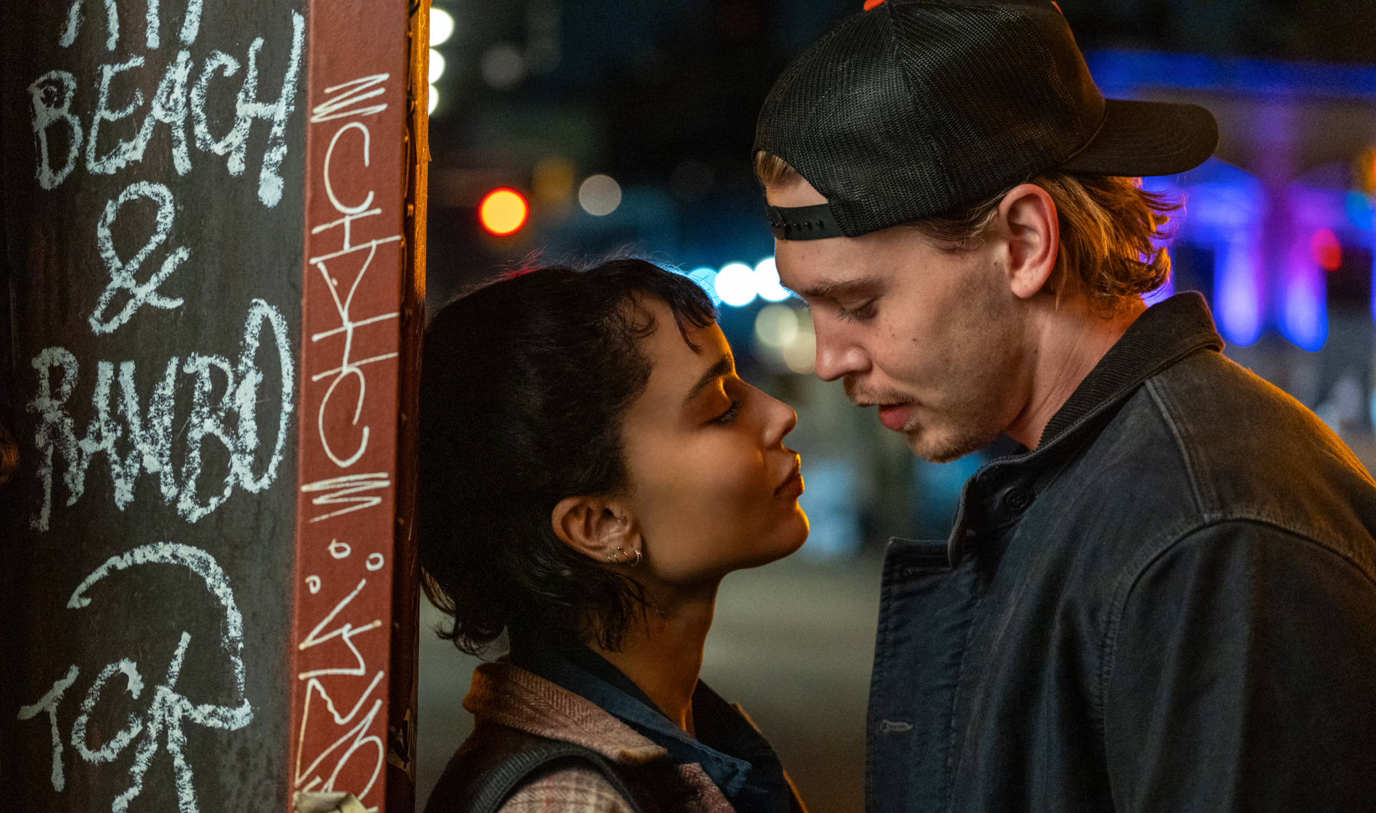Zoë Kravitz and Austin Butler in Caught Stealing
