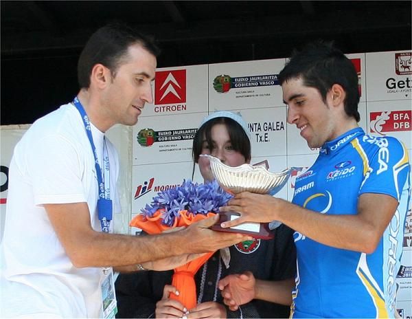 Jonathan Castroviejo accepts the most aggressive rider award from Javier Otxoa.