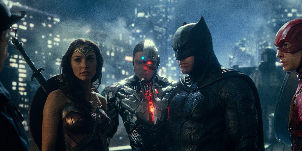 Wonder Woman, Cyborg, Batman and the Flash stand on a rooftop in &#039;Justice League&#039;