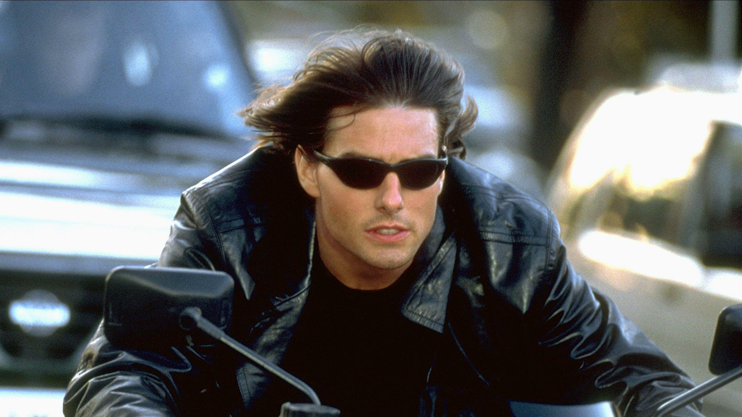 Tom Cruise als Ethan Hunt auf einem Motorrad mit Sonnenbrille in Mission: Impossible 2