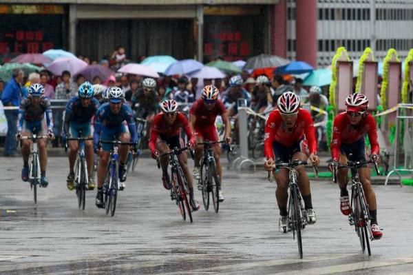 he Hong Kong Cycling Team made a concerted effort to form a break half way through the race.