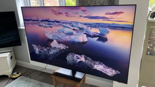 Téléviseur Samsung S95C OLED sur pied montrant une image d'icebergs à l'écran