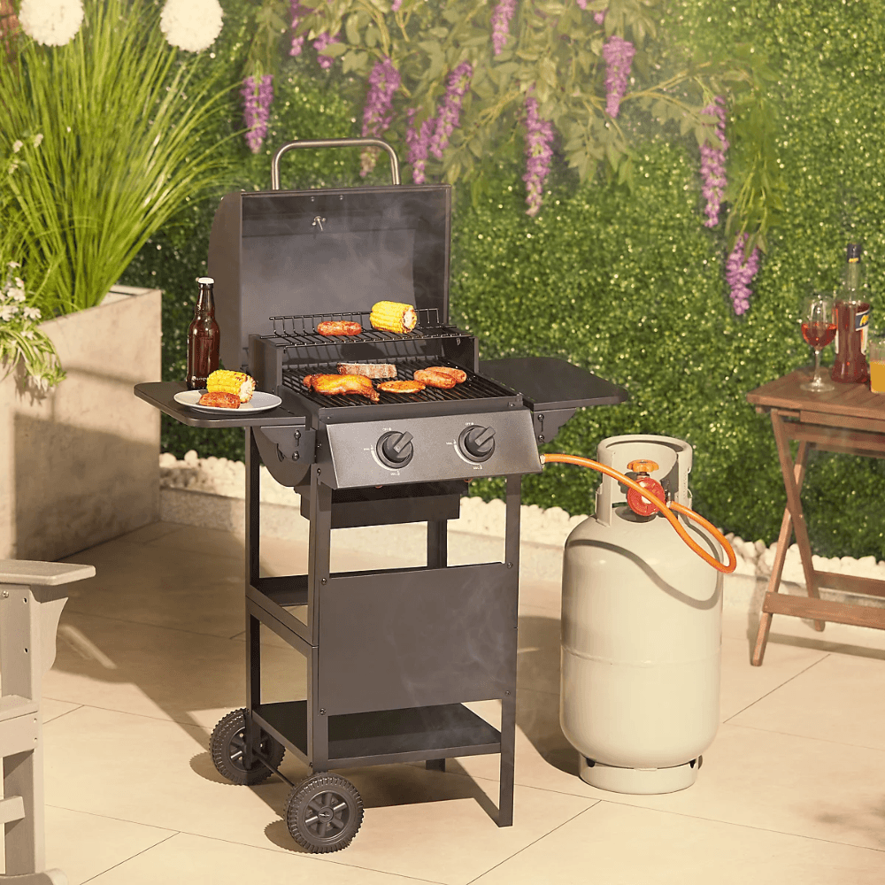 The VonHaus gas BBW with food on the grill
