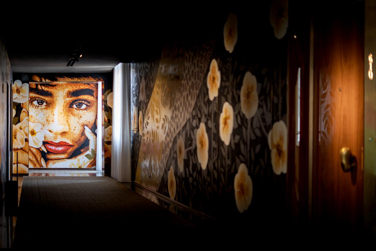 Corredor Dourado artwork at a Rosewood hotel