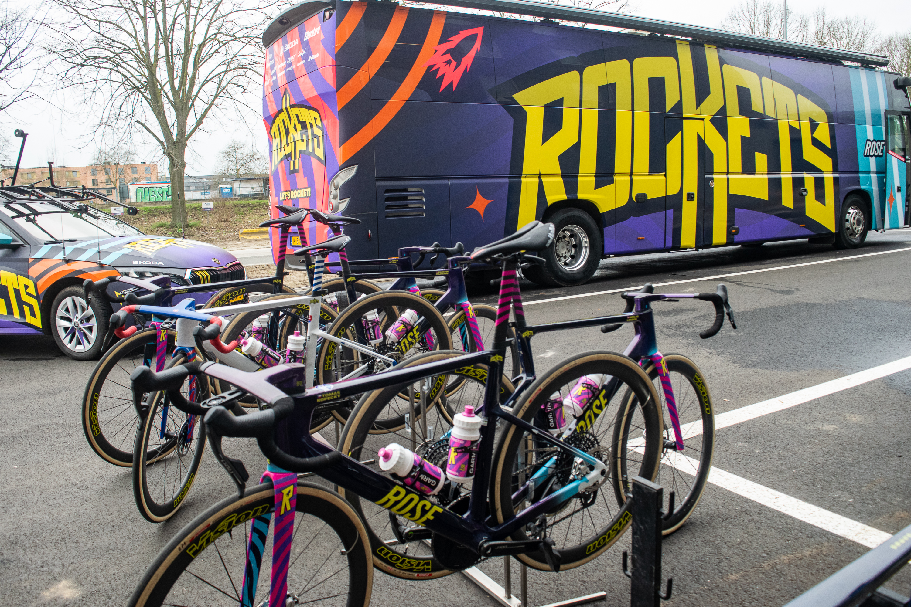 Unibet Rose Rockets working on team bikes with SRAM technicians