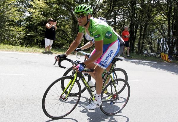 Alessandro Petacchi lost contact with the main group and the green jersey, too.