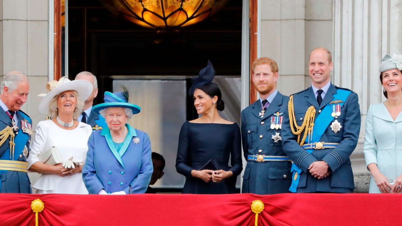 royal family on balcony