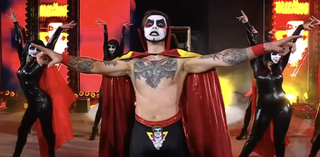 Danhausen dancing with his dancers