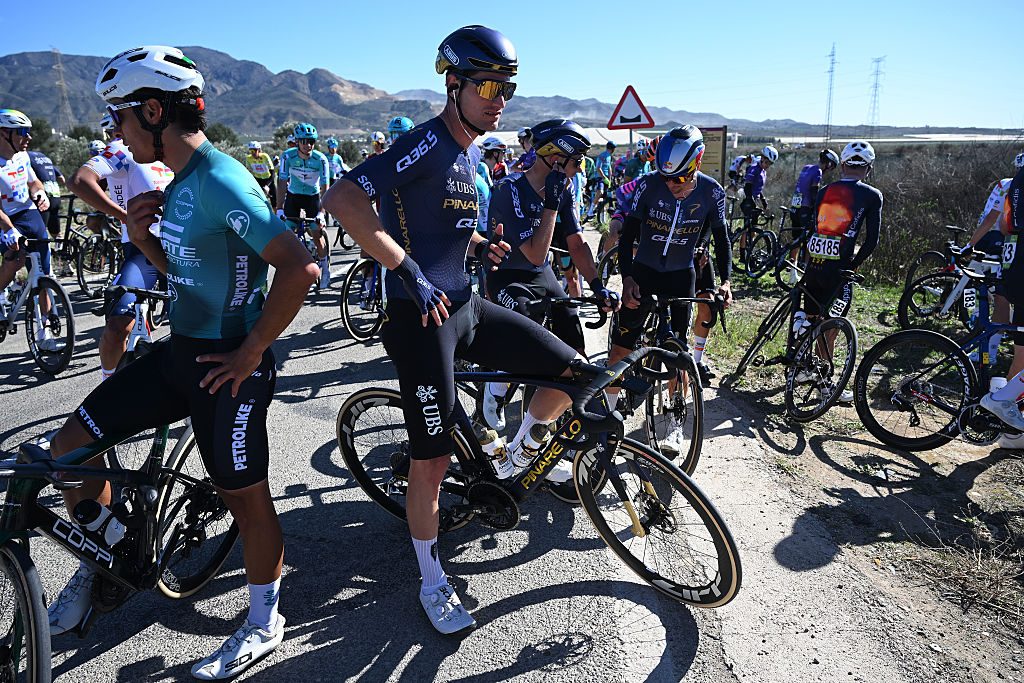 Vuelta a Murcia stage 2: riders stopped during the stage