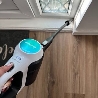 Bosch Unlimited 7 Aqua cordless vacuum and mop testing the long crevice tool