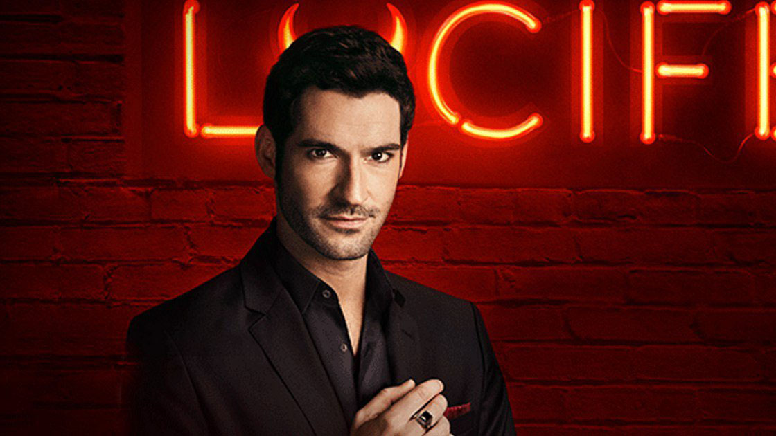 Lucifer-sarjan päähenkilö katsoo piruilevasti kameraan