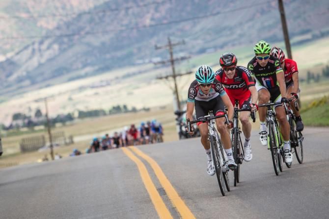 George Bennett (RadioShack Leopard) tries to help a late race break get away.