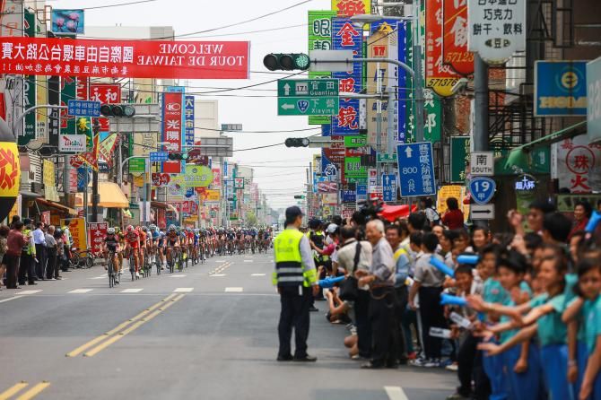 A warm welcome by the crowd in Tainan for the 25th Tour de Taiwan