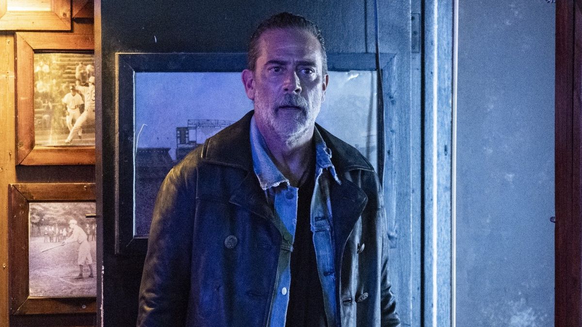 Negan in bar in The Walking Dead: Dead City