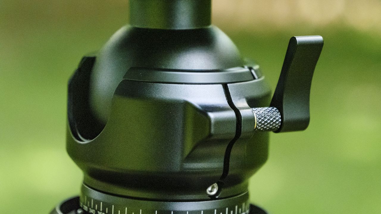 Heipi 3-in-1 Travel Tripod W28S ball head lock closeup