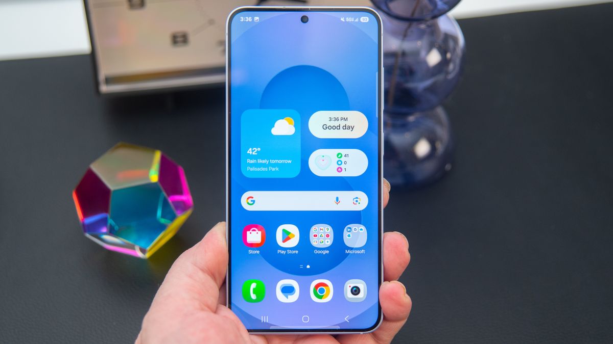 Samsung Galaxy S25 home screen