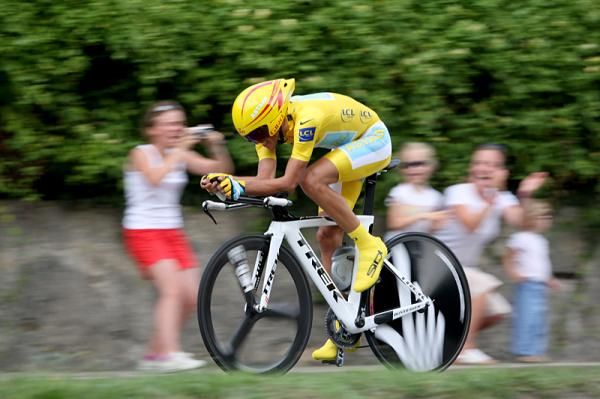Alberto Contador (Astana) had the power of the maillot jaune.