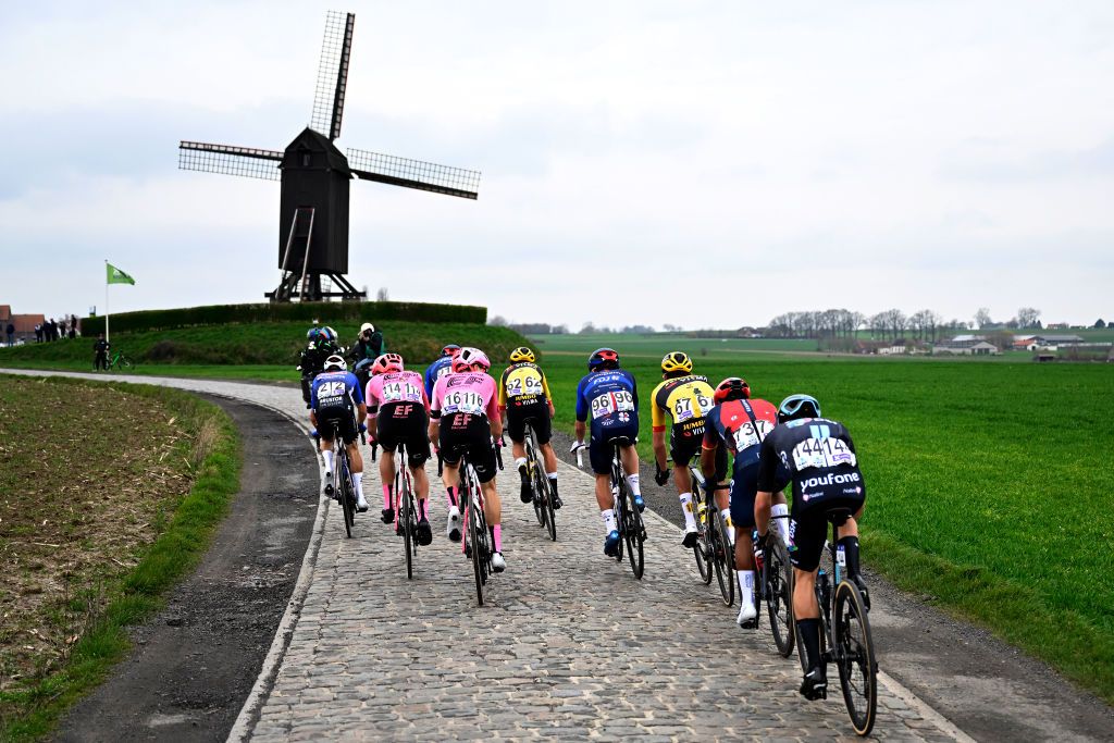 The peloton continue cobbled Classics season at Wednesday&#039;s Dwars door Vlaanderen