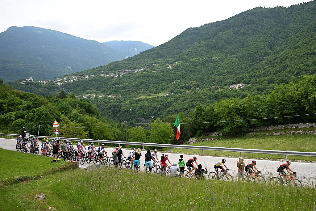 ASIAGO ITALY MAY 25 A general view of the peloton compete climbing to the Dori 1101m during the 108th Giro dItalia 2025 Stage 15 a 219km stage from Fiume Veneto to Asiago UCIWT on May 25 2025 in Asiago Italy Photo by Tim de WaeleGetty Images