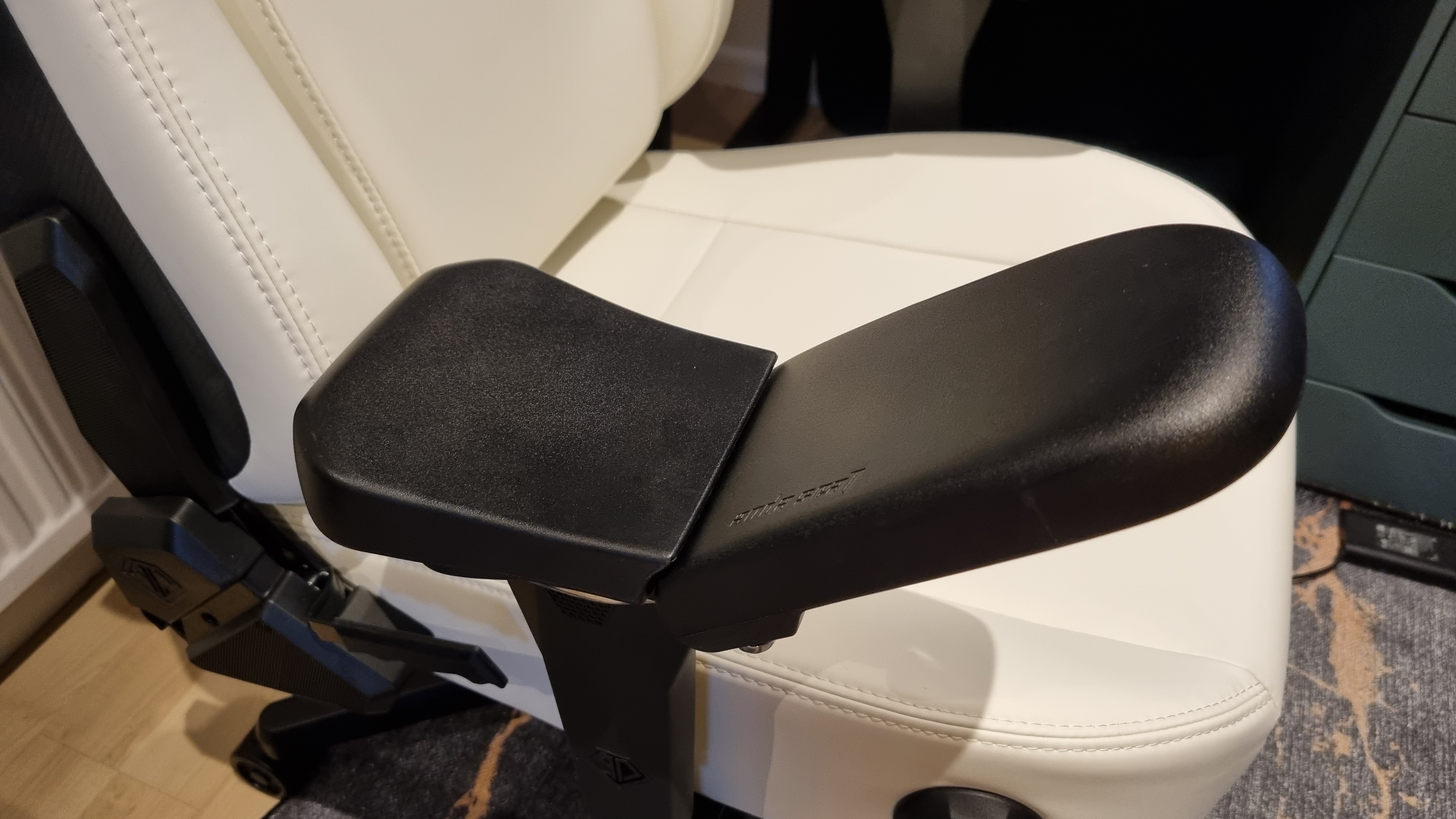 The armrest of the AndaSeat Kaiser 4 XL in the raised position