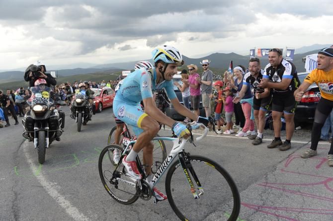 Fabio Aru (Astana) fights to limit his losses