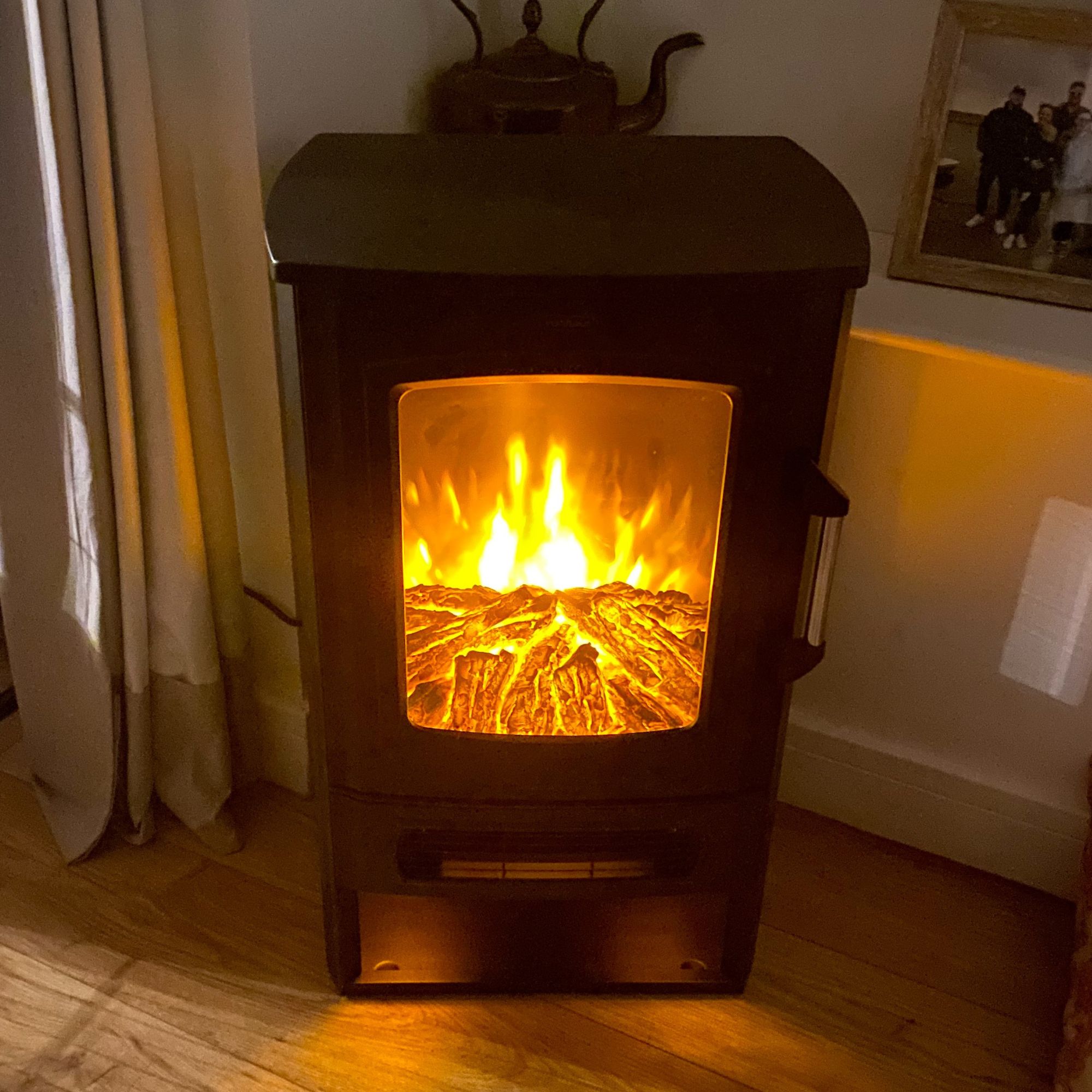 Thereal flame effect lights of the VonHaus Electric Stove in my home at night