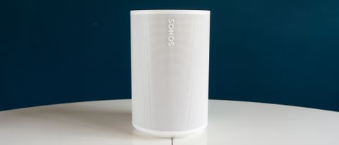 Sonos Era 100 op een witte tafel