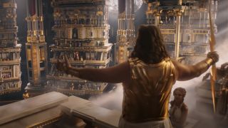 Russell Crowe som Zeus framför publik på Olympus i Thor: Love and Thunder