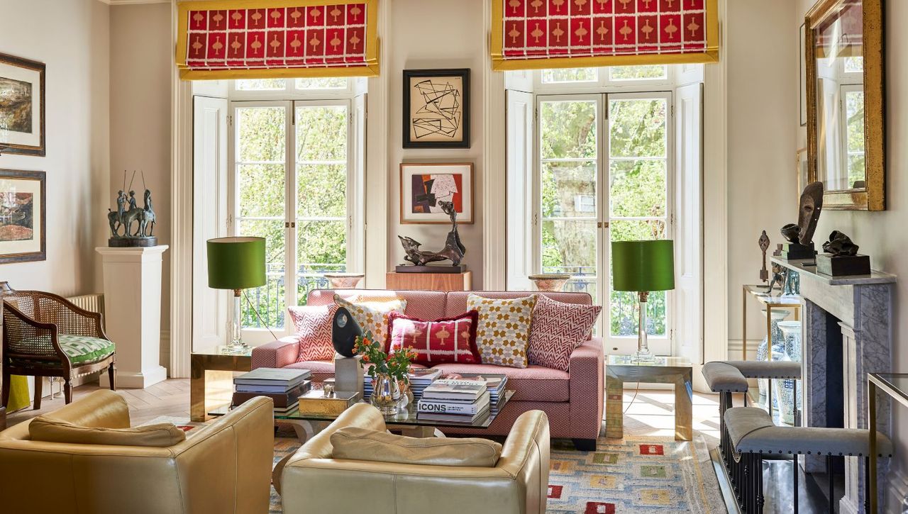 Colorful living room with matching blinds and lamps