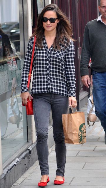 Pippa Middleton elevated these casual skinny jeans with bold red ...