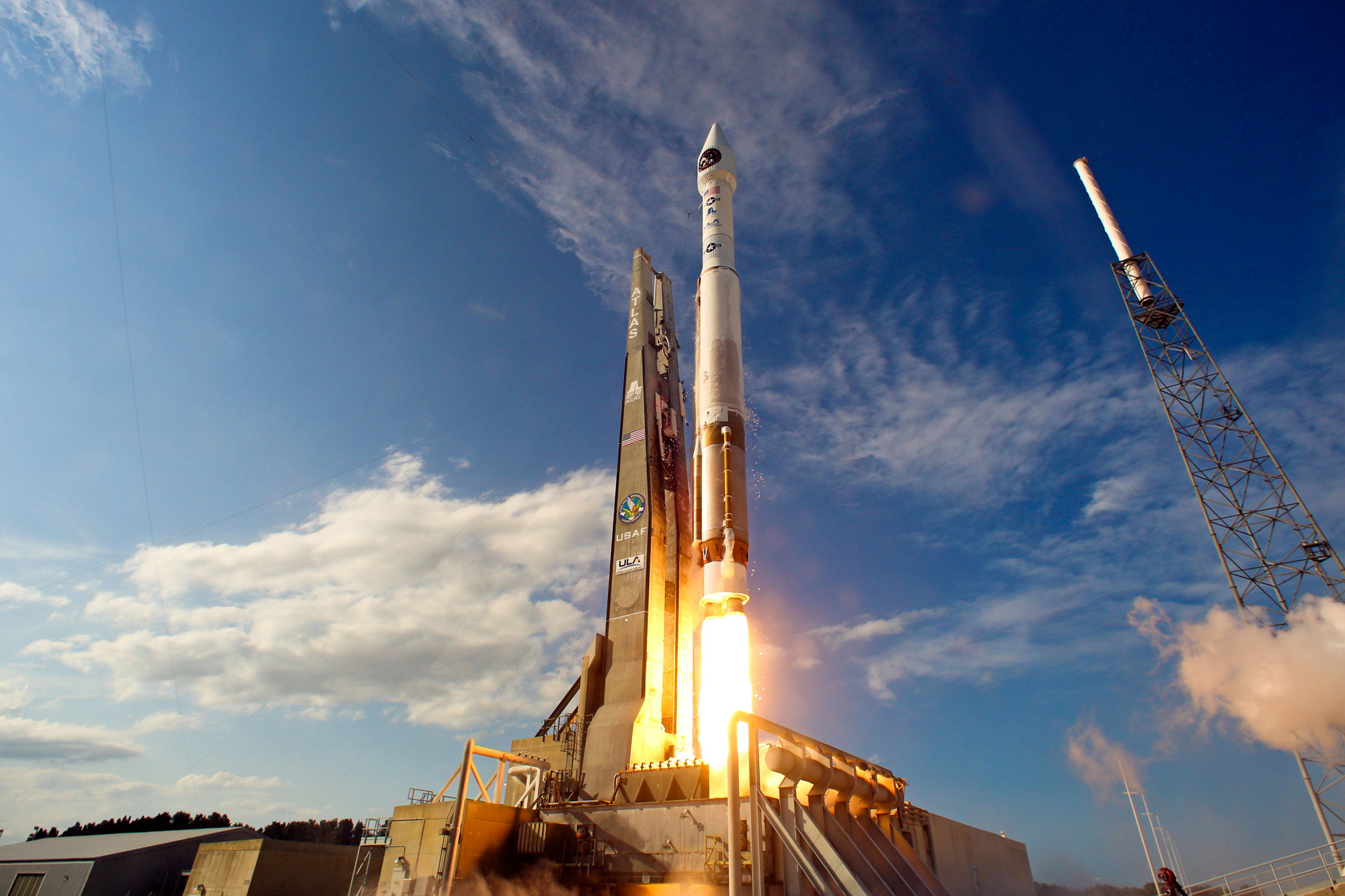 A ULA Atlas 5 rocket launches the U.S. military&#039;s SBIRS GEO-2 missile defense satellite into orbit from Florida on March 19, 2013.