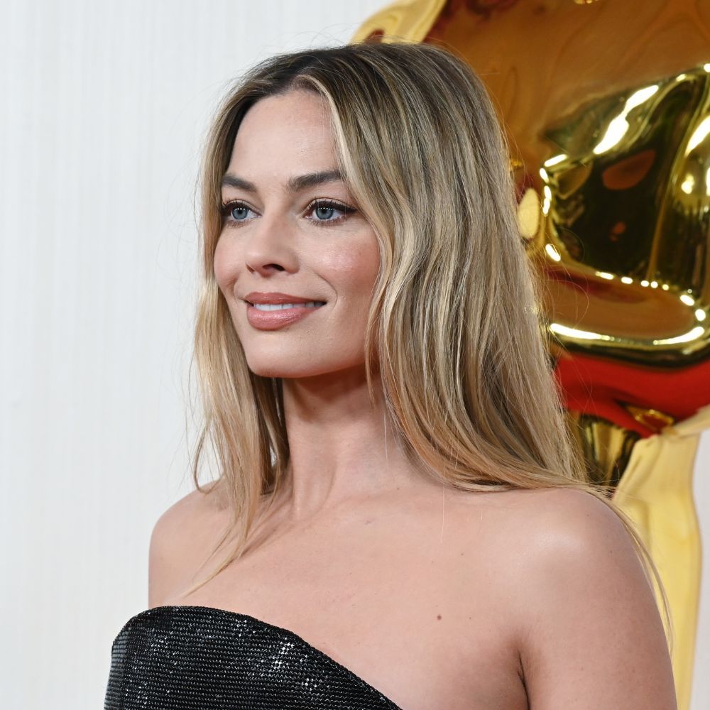 Margot Robbie Just Wore This New, Expensive-Looking Nail Colour on the Oscars Red Carpet