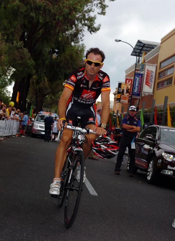 Alejandro Valverde (Caisse d'Epargne) makes his way to the start