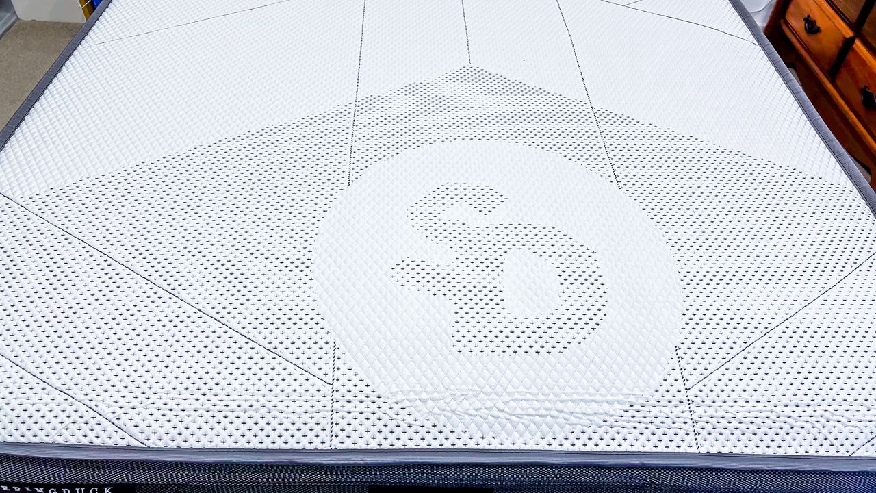 The design on the top of the removable cover of Sleeping Duck Mach II mattress