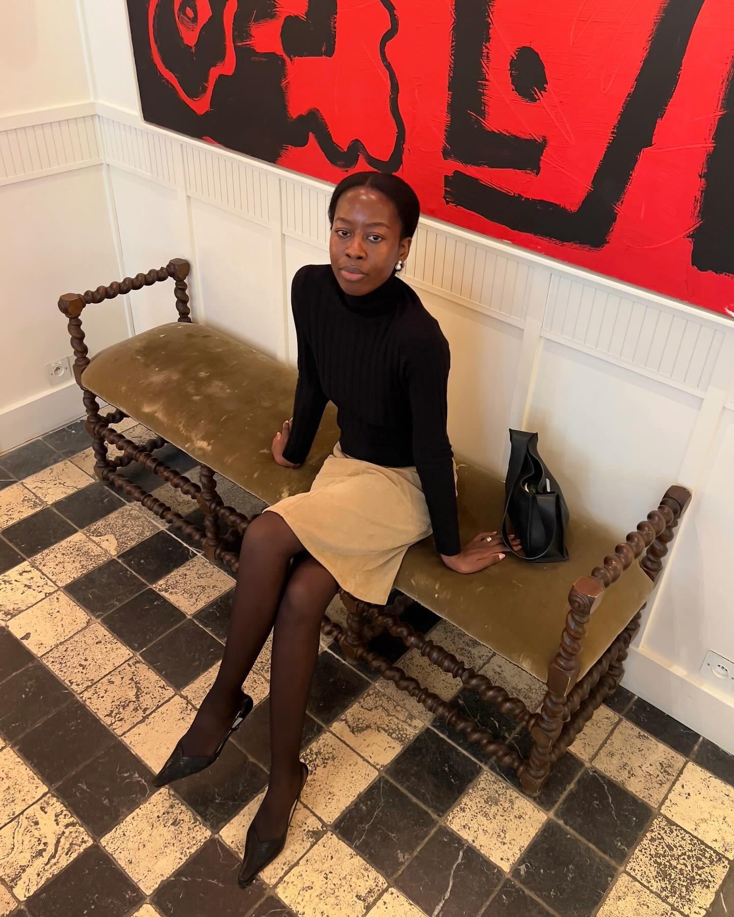 Fashion person Sylvie Mus wears a coloured tight outfit. She wears brown tights.