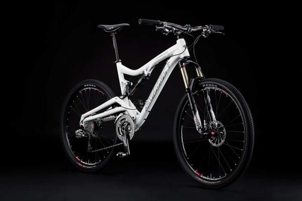 The Santa Cruz Nickel features 125mm of rear travel. It is designed to work with 120 to 140mm up front.