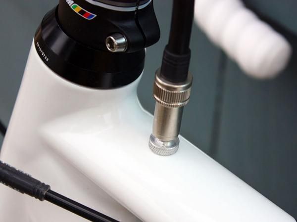 The Air-O frame is designed to run at 300psi and is charged using a standard suspension pump.