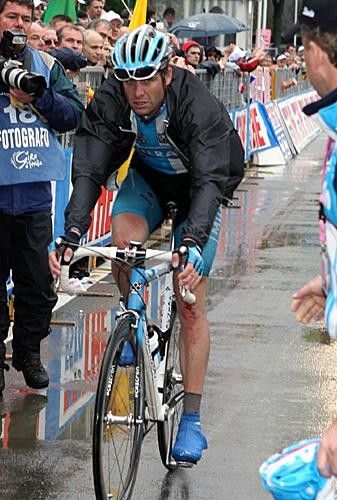 Alessandro Petacchi (Milram) rolls across the line, knee bleeding